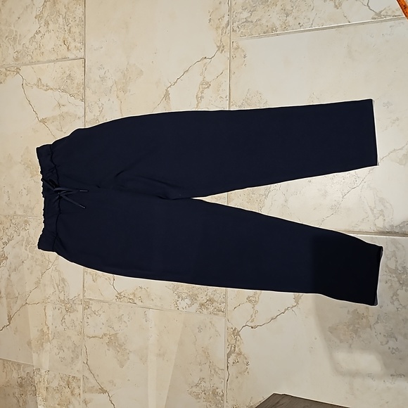 Lululemon women's 7/8 pant in Navy. Size 4 . - Picture 5 of 10